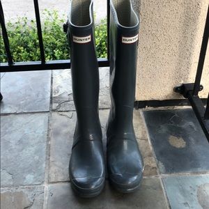 Hunter boots olive with small blemish size 9